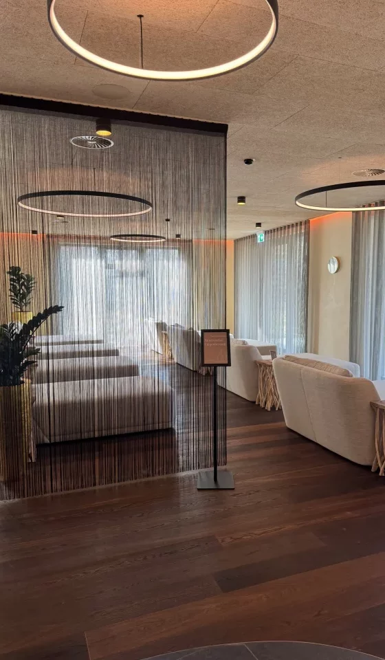 Dekorative Vorhänge und Stofflösungen für Geschäftsräume