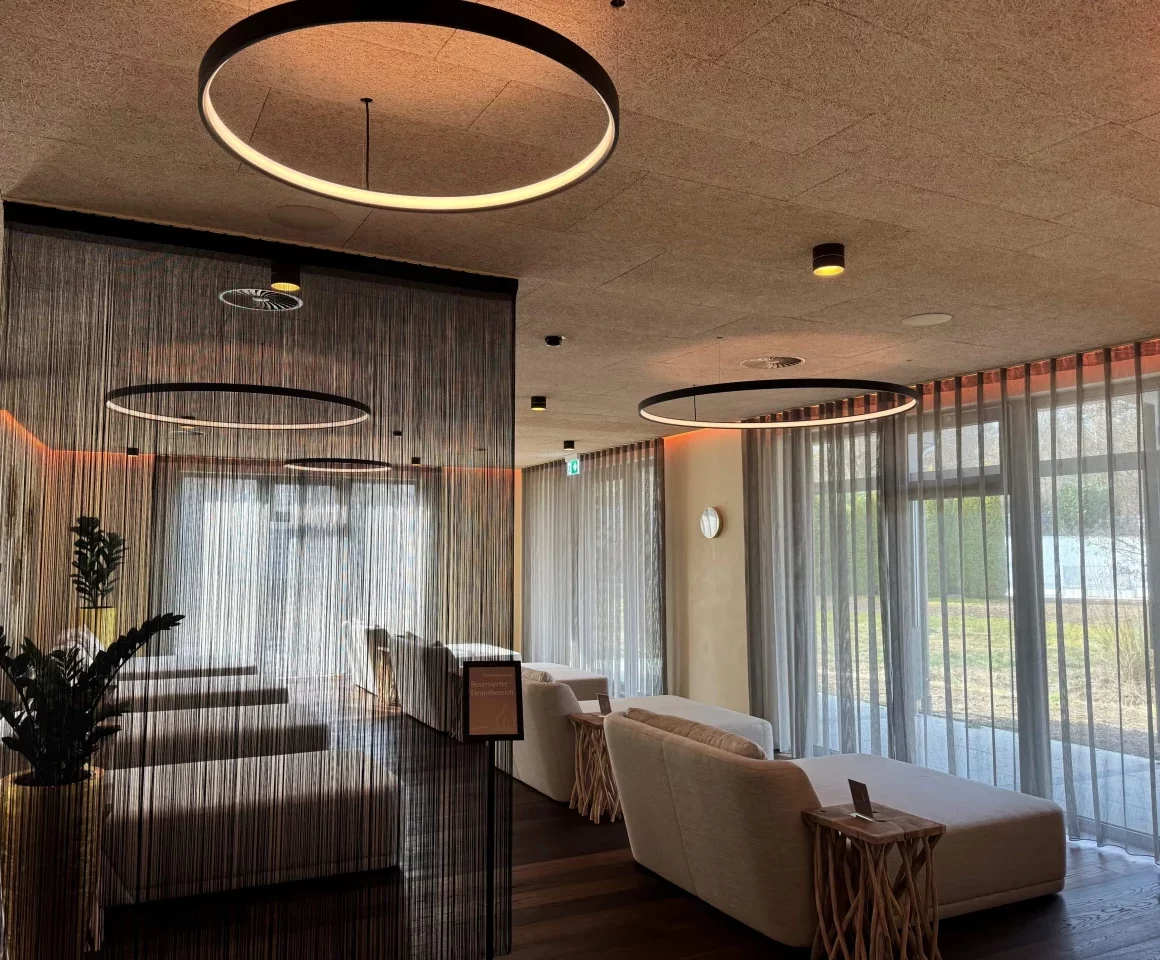 Professionelle Innenausstattung eines Bürogebäudes für Gewerbekunden