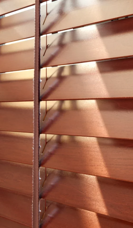 Holzjalousien am Fenster – warme Optik mit Sonnenschutz