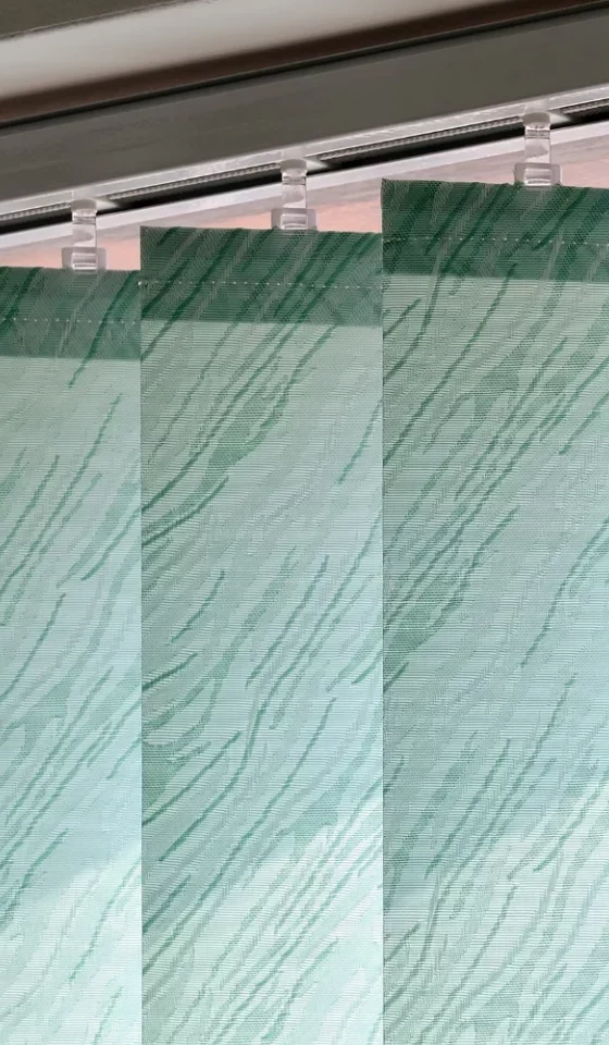 Lamellenvorhänge im Wohnraum – moderner Sicht- und Sonnenschutz