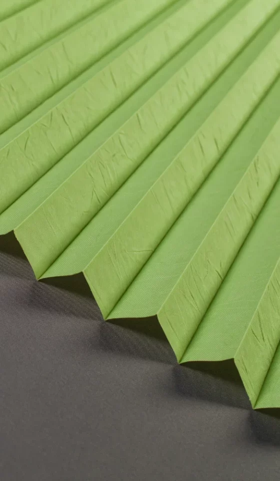 Plissee am Fenster – effektiver Sichtschutz und flexible Lichtsteuerung